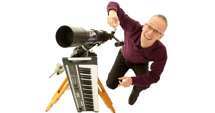 Astronomie Experte Paul Hombach mit Teleskop und Keyboard.